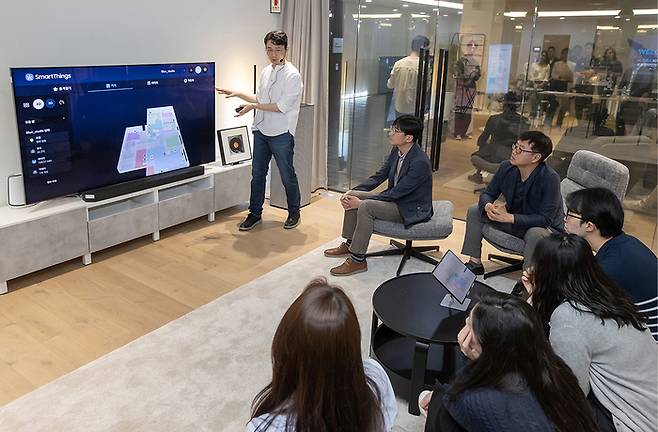 삼성전자 직원이 14일 수원사업장 디지털시티에 위치한 CX·MDE(고객 중심 멀티 디바이스 경험)센터에서 ‘AI 라이프’를 소개하고 있다. 삼성전자 제공