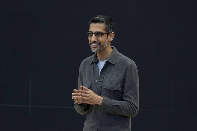 순다르 피차이 구글 최고경영자(CEO)가 14일(현지시간)  미국 캘리포니아주에서 열린 ‘구글 연례개발자회의(I/O)’에서 발언하고 있다. AP연합뉴스