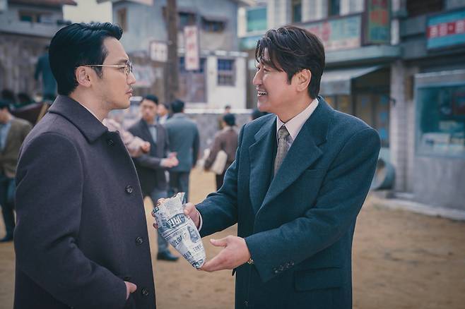 디즈니플러스 드라마 <삼식이 삼촌>은 사업가 박두칠(송강호·오른쪽)이 미국 유학파 엘리트 김산(변요한·왼쪽)을 만나 가난한 한국을 변혁하려는 이야기다. 디즈니플러스 제공