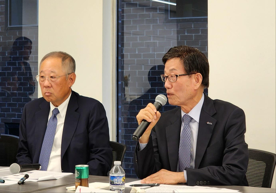 Yoon Jin-sik, right, chairman of the Korea International Trade Association, talks about the impact of the U.S. government's recent tariff hike on Chinese imports during a press conference in Washington on Tuesday. [YONHAP]