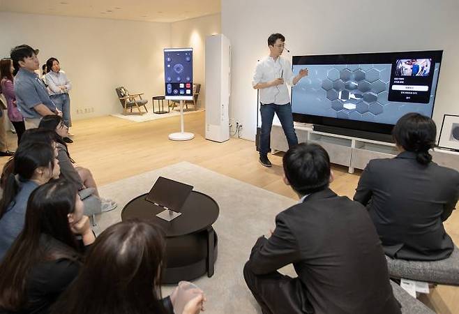 삼성전자 직원이 14일 수원사업장 디지털시티에 위치한 CX·MDE(고객 중심 멀티 디바이스 경험)센터에서 'AI 라이프'를 소개하고 있다. 삼성전자