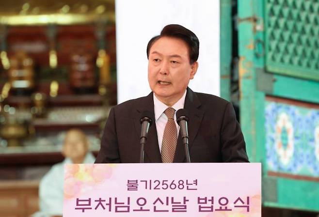 윤석열 대통령이 15일 석가탄신일을 맞아 법요식에 참석해 축사를 하고 있다. 연합뉴스