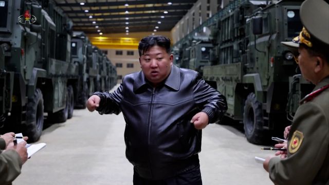 북한 조선중앙통신은 김 위원장이 14일 인민군 중요 화력 타격 임무를 담당하는 미사일 연합부대에 새로 배치할 전술미사일 무기체계를 점검했다고 15일 보도했다. 연합뉴스