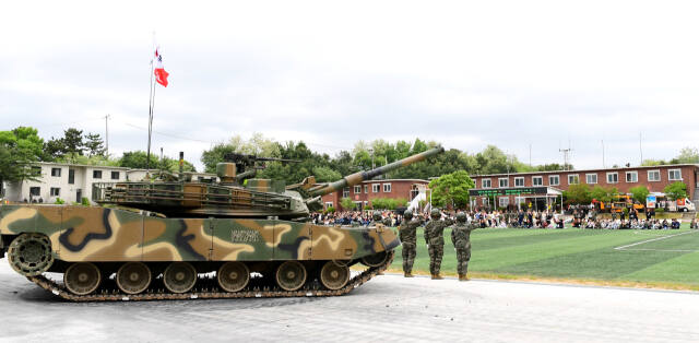 전차대대가 자매결연단체와 지역주민들을 부대로 초청해 K1E1 전차 장비운용 시범을 선보이고 있다. 해병대 제2사단 제공