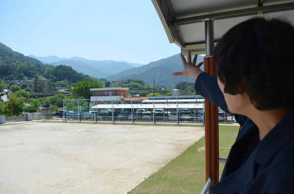 윤정미 함양 마천초등학교 교장이 학교에서 보이는 지리산 천왕봉을 가리키고 있다. /이동욱 기자