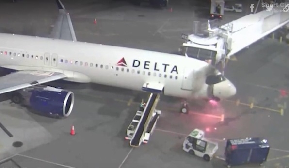 미국 워싱턴주 공항에 막 착륙한 에어버스 A321 항공기 조종석 아래에서 전기 합선으로 인한 화재가 발생해 승객들이 긴급 대피하는 일이 벌어졌다. [사진출처 = VN익스프레스]