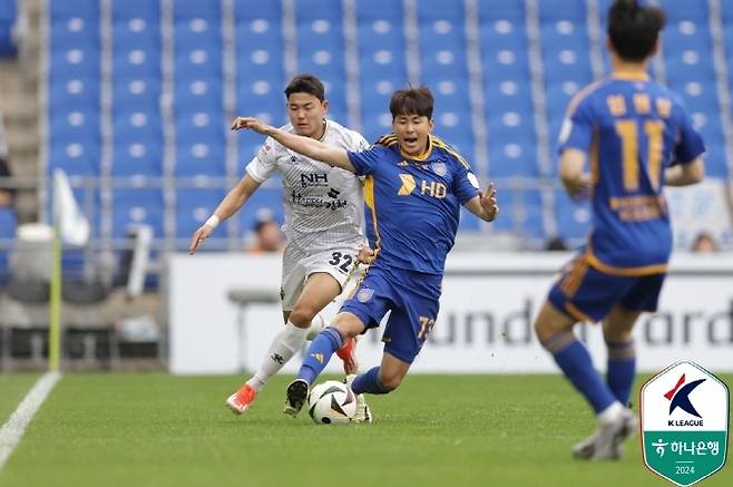 윤일록(사진 오른쪽). 사진=한국프로축구연맹