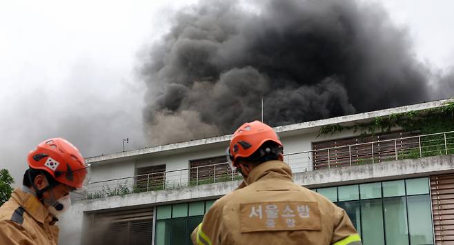 15일 서울 동대문구 용두동 환경자원센터에서 화재가 발생해 연기가 치솟고 있다. /사진=뉴스1
