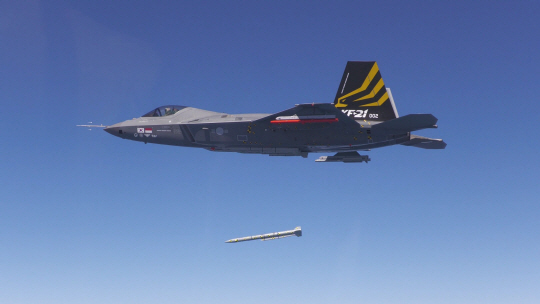 국산 초음속 전투기 KF-21 시제2호기가 지난해 3월 중거리 공대공 미사일 미티어(Meteor) 시험탄에 대한 무장분리 시험을 수행하고 있다. 방위사업청 제공