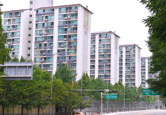서울 노원구의 한 아파트 단지에 베란다형 미니태양광이 설치된 모습. 노원구청 제공
