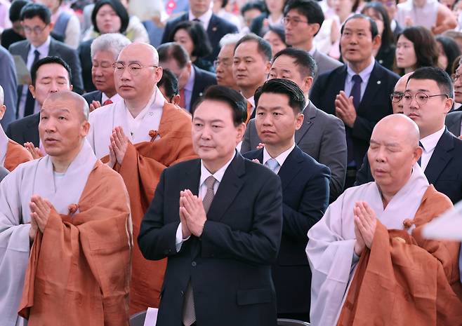 윤석열 대통령이 15일 서울 종로구 조계사에서 열린 불기 2568년 부처님오신날 봉축법요식에서 합장하고 있다. [연합]