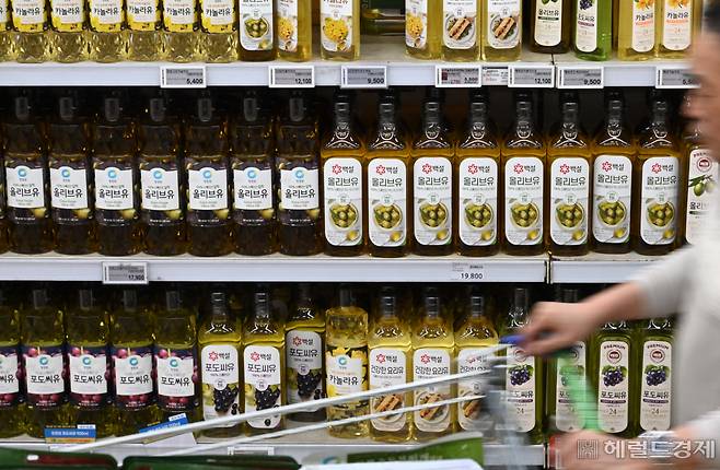 국제 올리브유 가격이 뛰면서 CJ제일제당, 샘표 등 국내 식품업체가 소비자용 올리브유 가격을 인상한 가운데 13일 오전 서울시내 한 대형마트 가판대에 올리브유가 진열되어 있다. 이상섭 기자