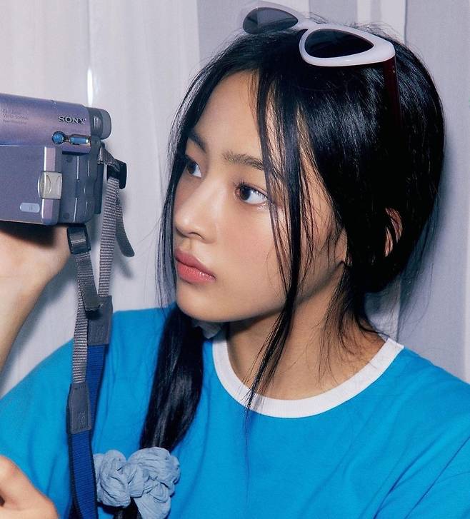 뉴진스가 디지털캠코더를 사용하는 모습