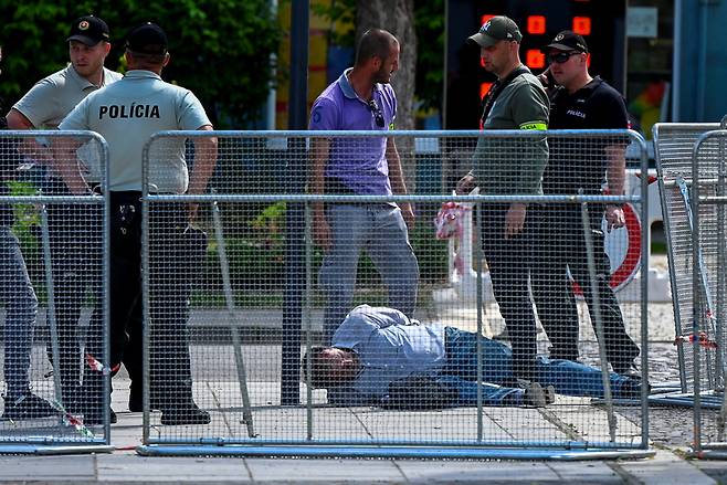 15일 수도 브라티슬라바 외곽의 핸들로바 지역에서 로베르토 피초 슬로바키아 총리에게 총격을 가한 용의자가 경찰에 붙잡혔다. [로이터]