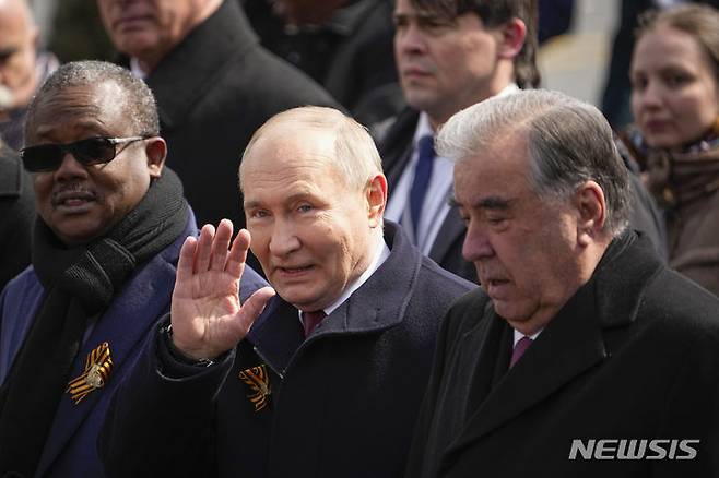 [모스크바=AP/뉴시스] 블라디미르 푸틴(가운데) 러시아 대통령과 에모말리 라몬(오른쪽) 타지키스탄 대통령이 9일(현지시각) 러시아 모스크바에서 열린 제2차 세계대전 전승절 79주년 열병식 참석 후 이동하고 있다.2024.05.15