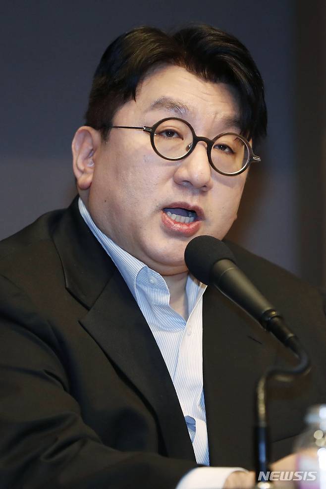 [서울=뉴시스] 최동준 기자 = 방시혁 하이브 이사회 의장이 15일 오전 서울 중구 프레스센터에서 열린 관훈포럼에 참석해 K-POP의 미래에 대해 기조연설을 하고 있다. 2023.03.15. photocdj@newsis.com