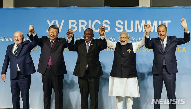 [요하네스버그=AP/뉴시스] 2023년 8월 23일(현지시각) 남아프리카공화국 요하네스버그에서 열린 제15차 브릭스(BRICS, 브라질·러시아·인도·중국·남아공) 정상회의에 참석한 각국 정상이 기념 촬영을 하고 있다. 왼쪽부터 루이스 이나시우 룰라 다시우바 브라질 대통령, 시진핑 중국 국가주석, 시릴 라마포사 남아공 대통령, 나렌드라 모디 인도 총리, 세르게이 라브로프 러시아 외무장관. 2024.05.15