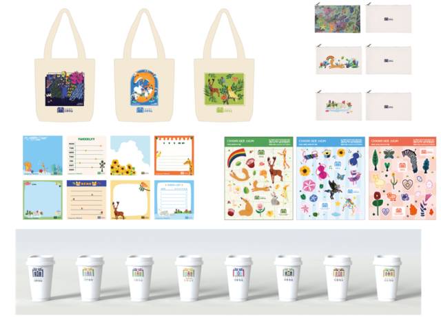 ▲대통령실은 윤석열 대통령 취임 2주년을 맞아 대통령실 굿즈(goods, 상품) 판매를 시작한다고 14일 밝혔다. 용산 대통령실의 새로운 상징체계가 새겨진 손목시계 6종과 발달장애 예술인들과 협업한 생활용품 및 문구류 10종은 용산어린이정원 기념품점 '꿈나래마켓' 팝업존에서 이날부터 순차적으로 판매된다. 사진은 에코백, 파우치 등 발달장애 예술인 협업 상품 대통령실 굿즈. ⓒ연합뉴스