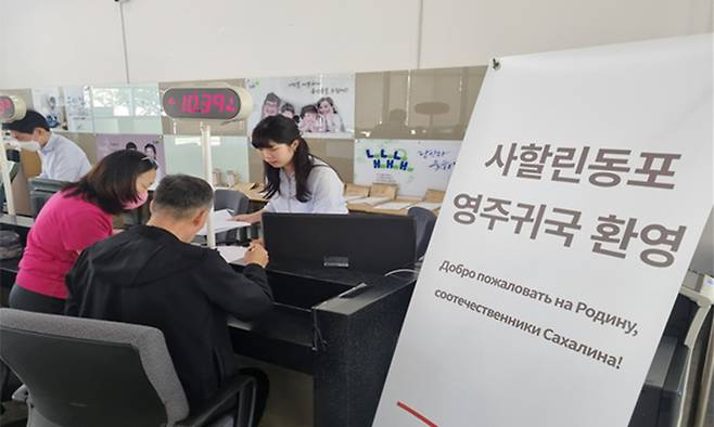 사할린 동포들이 13일 인천 남동구 LH인천지역본부에서 임대주택 입주 계약을 하고 있다. LH제공