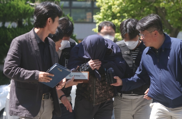 태국 파타야에서 한국인을 살해·유기하고 도주한 혐의를 받은 3인조 중 국내에서 체포된 A씨가 15일 오후 경남 창원시 성산구 창원지법에 구속 전 피의자 심문(영장실질심사)을 받기 위해 출석하고 있다. 2024.5.15. 연합뉴스