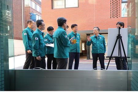 이한준(오른쪽 두 번째) LH사장이 지난 14일 서울 관악구 반지하 가구를 대상으로 특별안전 점검을 하고 있다. 사진 제공=LH