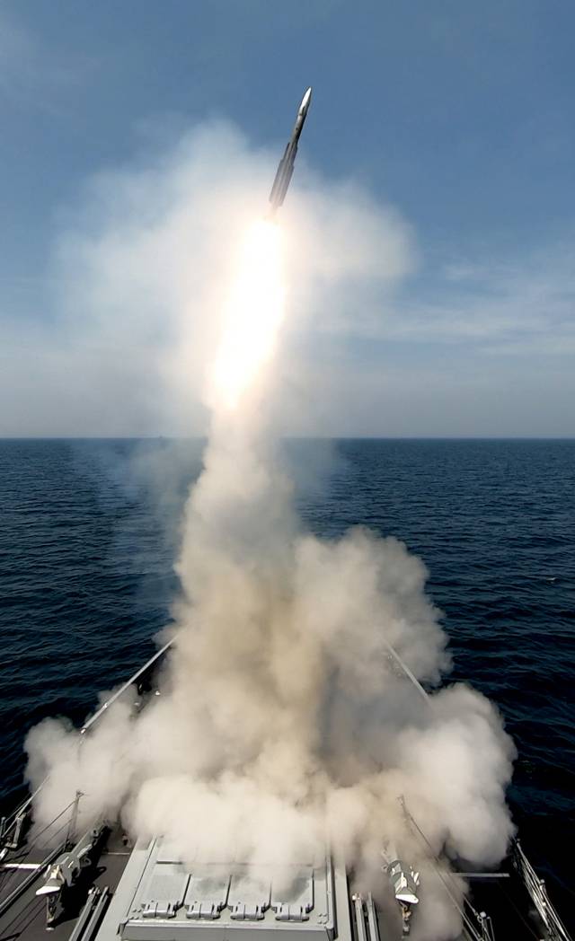 춘천함, 해궁 대함유도탄방어유도탄 발사 / 사진제공 = 해군