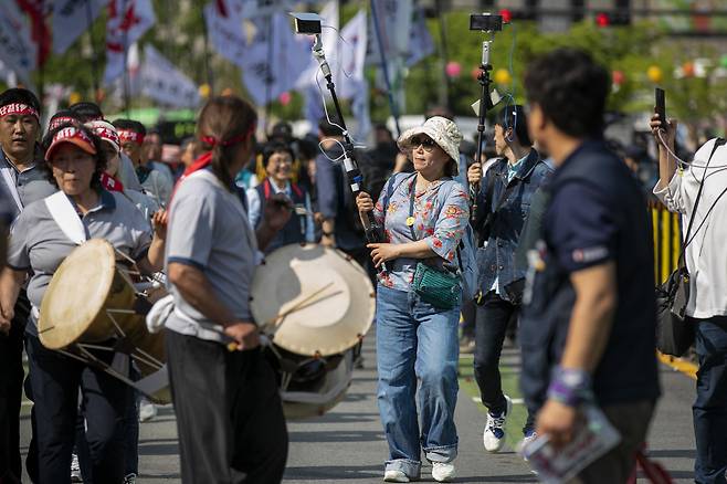 김은희씨가 5월1일 ‘전국노동자대회’ 행진 대열과 함께 걸으며 유튜브로 생중계하고 있다. ⓒ시사IN 신선영