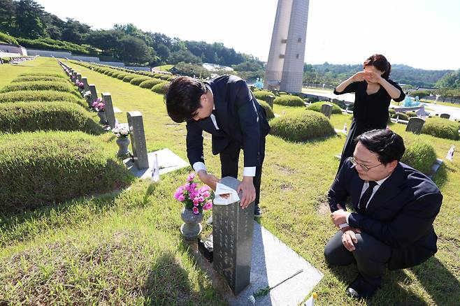 이준석·이주영·천하람 등 개혁신당 국회의원 당선자 3인이 15일 광주 5·18 민주묘지를 찾아 각 묘역마다 참배하고 있다. ⓒ연합뉴스