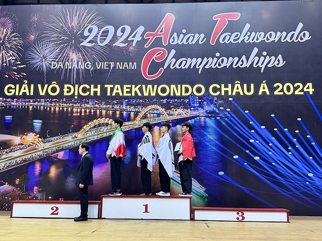 강완진의 아시아선수권대회 금메달 세리머니(가운데) | 대한태권도협회 제공