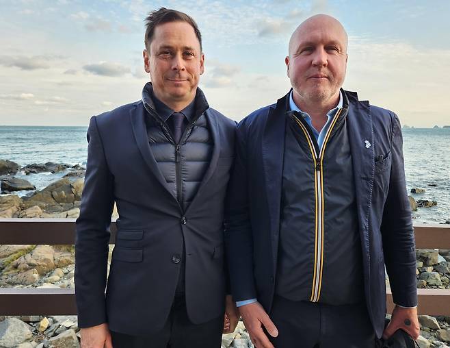 미하엘 마르텐 독일 연방총리실 미래센터 과장(오른쪽)과 펠릭스 포커트 연방총리실 동독특임관실 비서실장 [부산=연합뉴스] ※무단 사용 금지