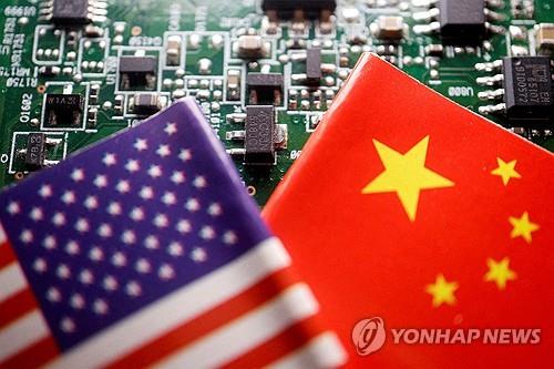 반도체 칩을 배경으로 펼쳐져 있는 미국과 중국 국기 [로이터=연합뉴스]