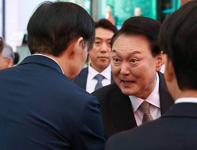 윤석열 대통령, 조국 대표와 악수 (서울=연합뉴스) 진성철 기자 = 윤석열 대통령이 15일 서울 종로구 조계사에서 열린 불기 2568년 부처님오신날 봉축법요식이 끝난 뒤 조국혁신당 조국 대표와 악수하고 있다. 2024.5.15 zjin@yna.co.kr