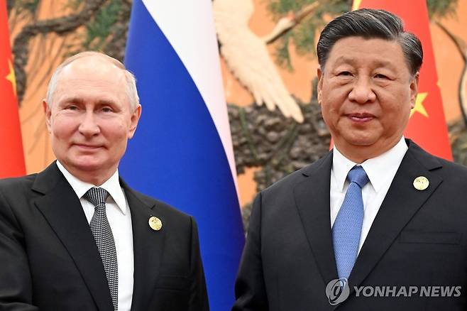 베이징 일대일로 포럼에서 정상회담에 앞서 사진촬영을 하는 시진핑 중국 국가주석(오른쪽)과 블라디미르 푸틴 러시아 대통령(왼쪽) [AP 연합뉴스자료사진. 재판매 및 DB 금지]