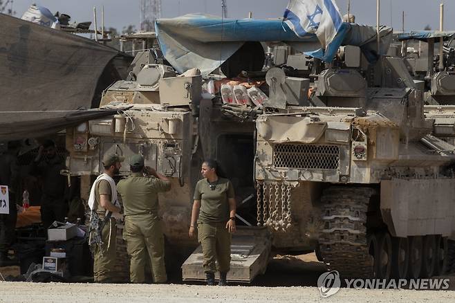 전차에서 나오는 이스라엘군 [UPI 연합뉴스 자료사진. 재배포 및 DB 금지]