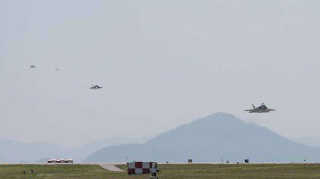 지난 13일 한국 군산 공군기지에 미 공군 F-22 랩터가 착륙하고 있다. (사진=연합뉴스)