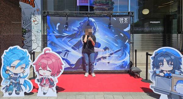 - 커피차 옆 포토존에서는 사진 촬영도 가능