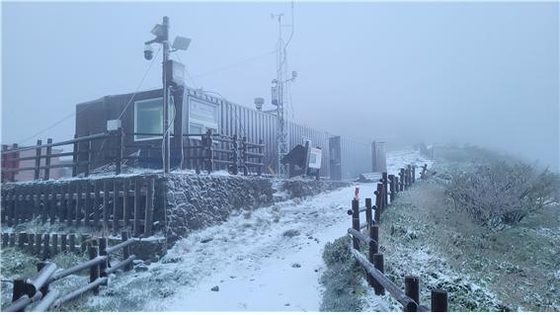 어제(15일) 눈이 내리기 시작한 설악산 중청대피소 일대. 〈사진=설악산국립공원사무소〉