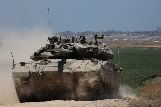 현지시간 16일 이스라엘군 전차가 가자지구 국경 근처에서 기동하고 있다. 〈사진=로이터〉