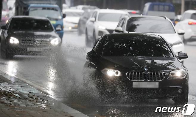 16일 대전·충남은 새벽까지 천둥·번개를 동반한 강한 비가 내릴 것으로 예보됐다. 대전 서구 한 도로에서 차량들이 물보라를 일으키며 주행하고 있다. /뉴스1 ⓒ News1 주기철 기자
