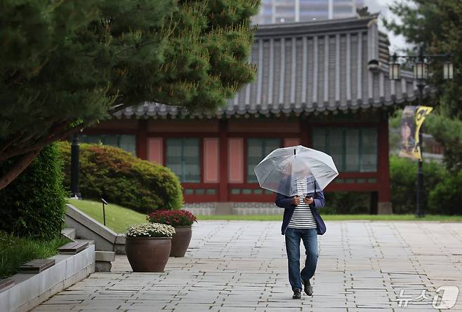수도권 지역에 비가 내리는 15일 오후 서울 종로구 국립민속박물관에서 우산을 쓴 관람객들이 발걸음을 옮기고 있다. 2024.5.15/뉴스1 ⓒ News1 이재명 기자