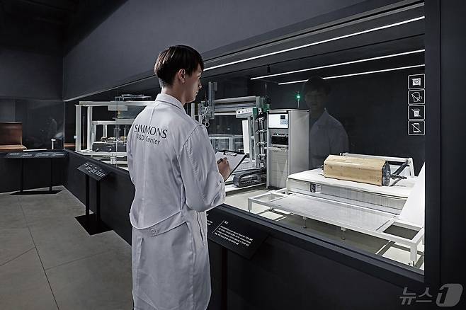 시몬스 팩토리움 R&D센터 롤링 시험기(시몬스 제공)