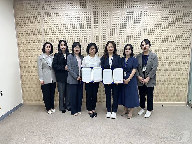 광주시 가족센터와 경기광주고용복지플러스센터가 다문화가정 고용서비스 연계 협업 활성화를 위한 업무협약을 체결했다.(광주시 가족센터 제공)