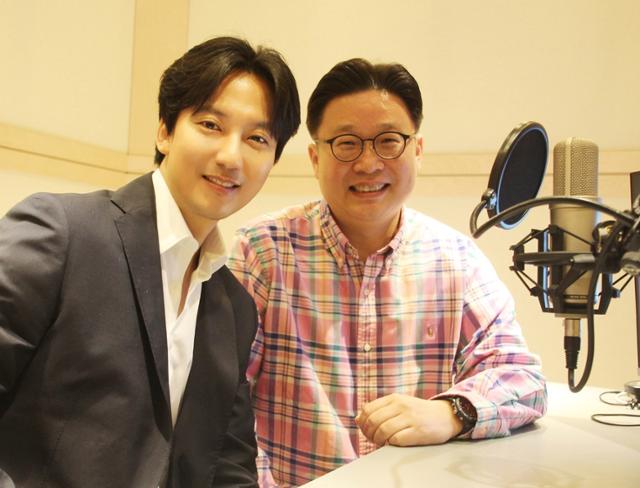 배우 김남길(왼쪽)과 서경덕 교수가 전 세계에 한국어를 전파하기 위해 지원 캠페인을 시작했다. /서경덕 교수