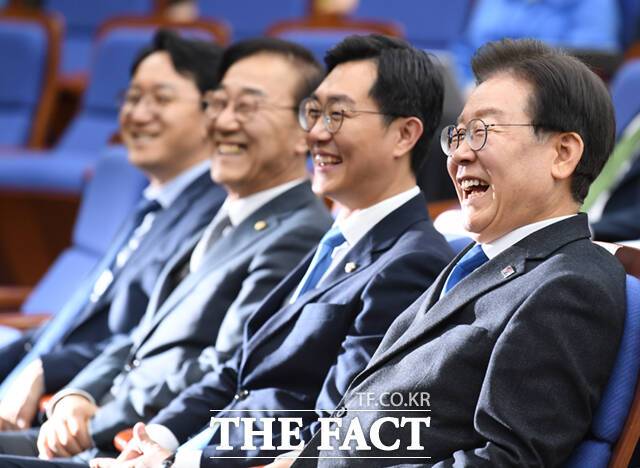 이재명 더불어민주당 대표(오른쪽)가 16일 오후 서울 여의도 국회에서 열린 초선 당선자 워크숍에 참석해 박찬대 원내대표의 발언을 들으며 웃음짓고 있다. /국회=이새롬 기자