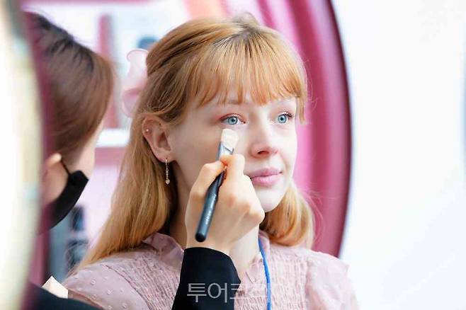 (재)한국화장품산업연구원이 운영중인 K-뷰티체험관 뷰티플레이(중구 명동 소재)에서 K-뷰티를 체험중인 방한 외국인 관광객들/사진-한국관광공사&nbsp;