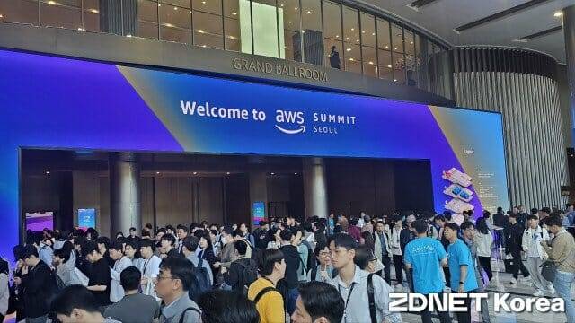 생성형AI와 클라우드 세션을 듣기 위해 인파가 대거 몰린 AWS 서밋 서울 2024