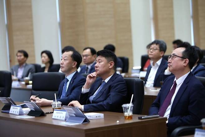 박민원 창원대 총장(가운데)이 글로컬대학과 창원국가산단 미래 50년 포럼에서 주제강연을 듣고 있다. [사진=이세령 기자]