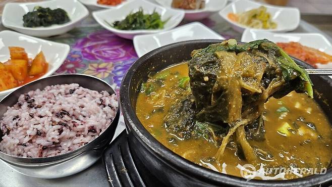 이학식당 짱뚱어탕은 제 한 몸을 내어준 짱뚱어와 신선한 깻잎 그리고 오래 묵은 시래기로 맛을 낸다