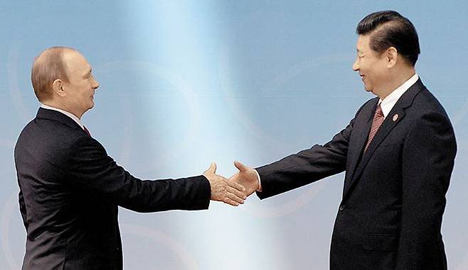 2014년 중국 상하이에서 열린 ‘아시아 교류 및 신뢰 구축 회의’에서 악수하는 블라디미르 푸틴(왼쪽) 러시아 대통령과 시진핑 중국 국가주석. /AFP 연합뉴스