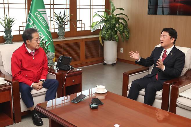 안철수 국민의힘 의원(오른쪽)이 2022년 9월 21일 오전 대구시청 산격청사를 찾아 홍준표 대구시장과 환담을 나누고 있다./뉴스1